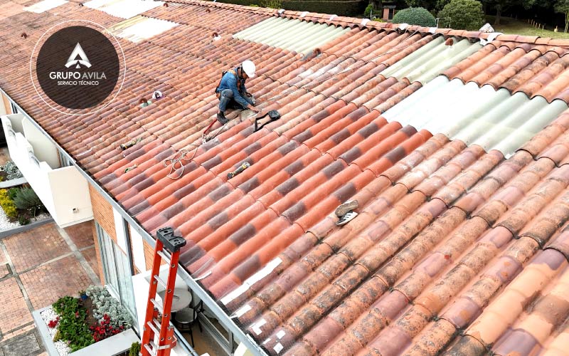 Detalle de remates en cubierta termoacústica