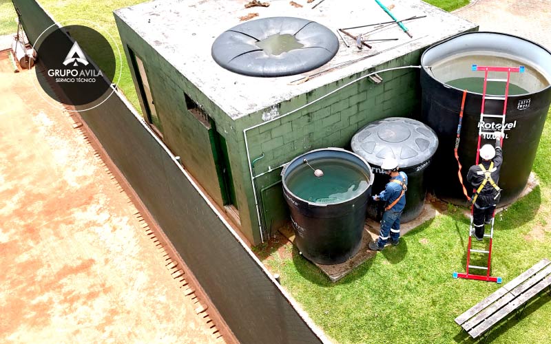 Revisión de techo de láminas onduladas deterioradas